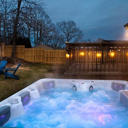 New! Updated Mystic Home W/ Sauna, Hot Tub & Deck Exterior foto