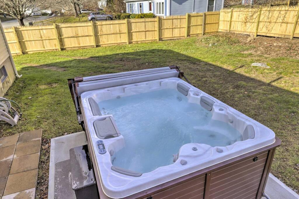 New! Updated Mystic Home W/ Sauna, Hot Tub & Deck Exterior foto