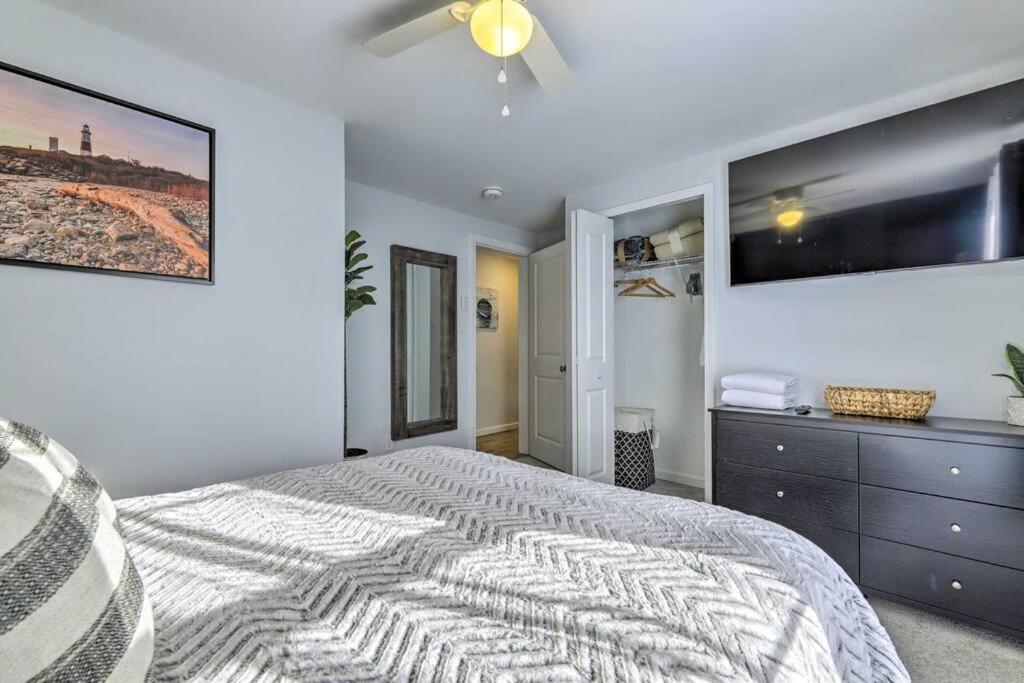 New! Updated Mystic Home W/ Sauna, Hot Tub & Deck Exterior foto