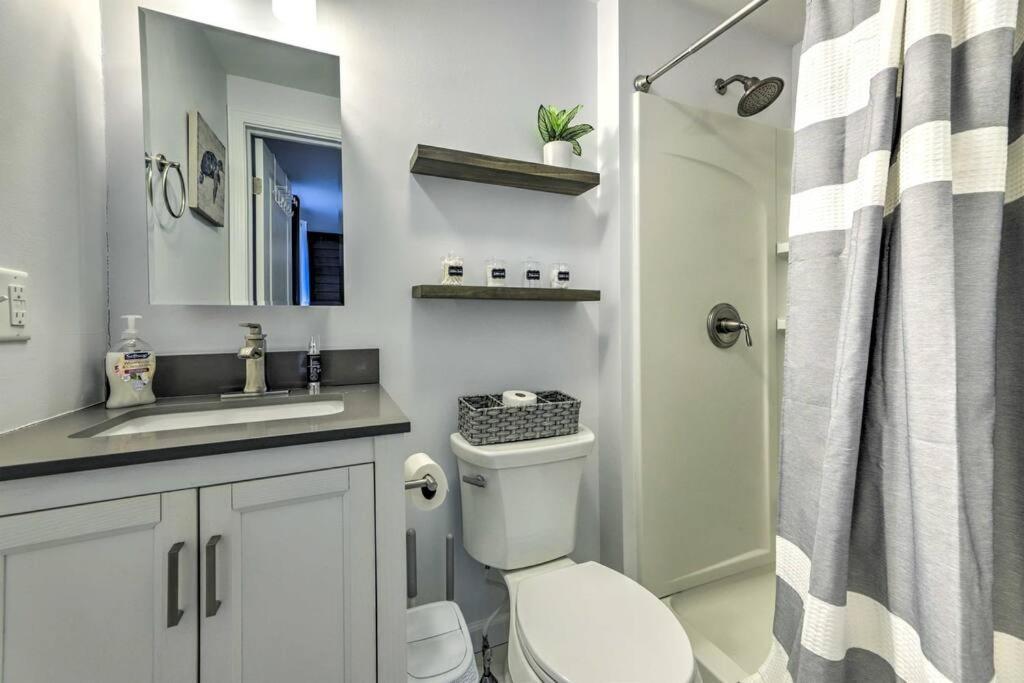 New! Updated Mystic Home W/ Sauna, Hot Tub & Deck Exterior foto
