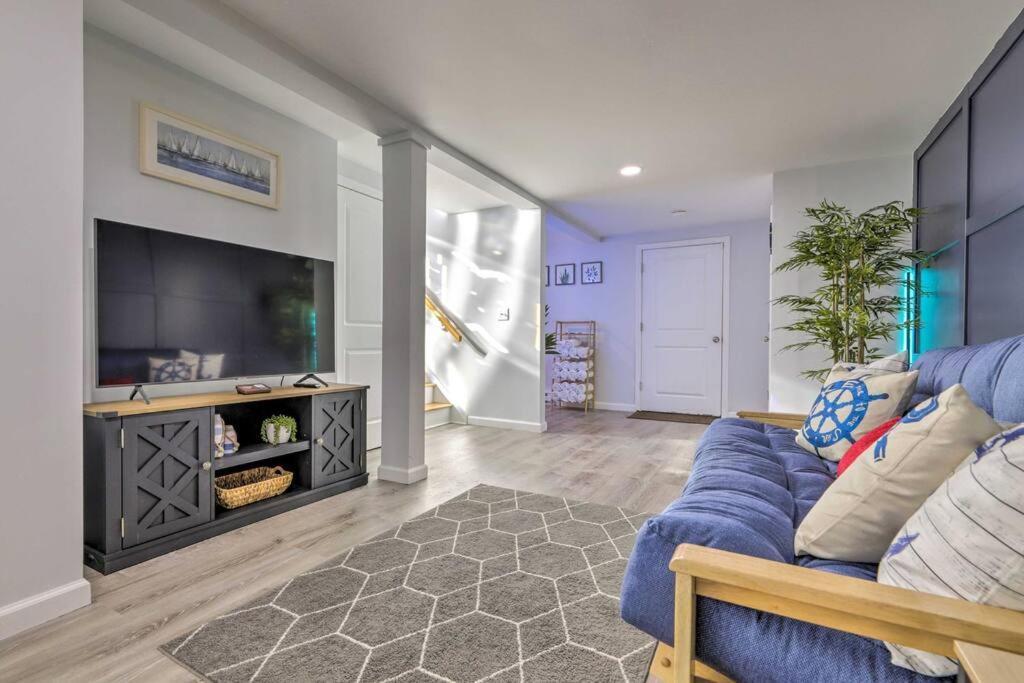 New! Updated Mystic Home W/ Sauna, Hot Tub & Deck Exterior foto