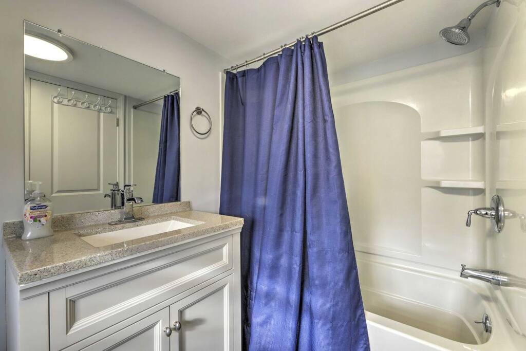 New! Updated Mystic Home W/ Sauna, Hot Tub & Deck Exterior foto