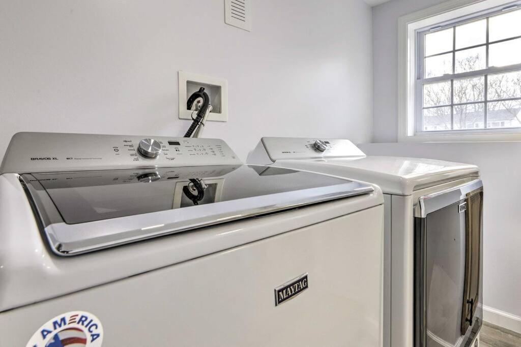New! Updated Mystic Home W/ Sauna, Hot Tub & Deck Exterior foto