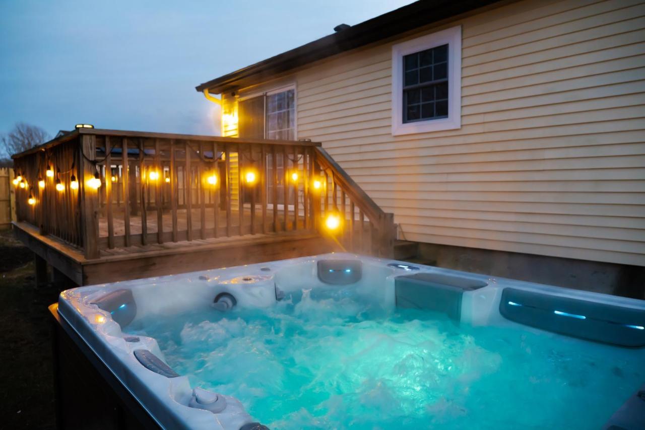 New! Updated Mystic Home W/ Sauna, Hot Tub & Deck Exterior foto